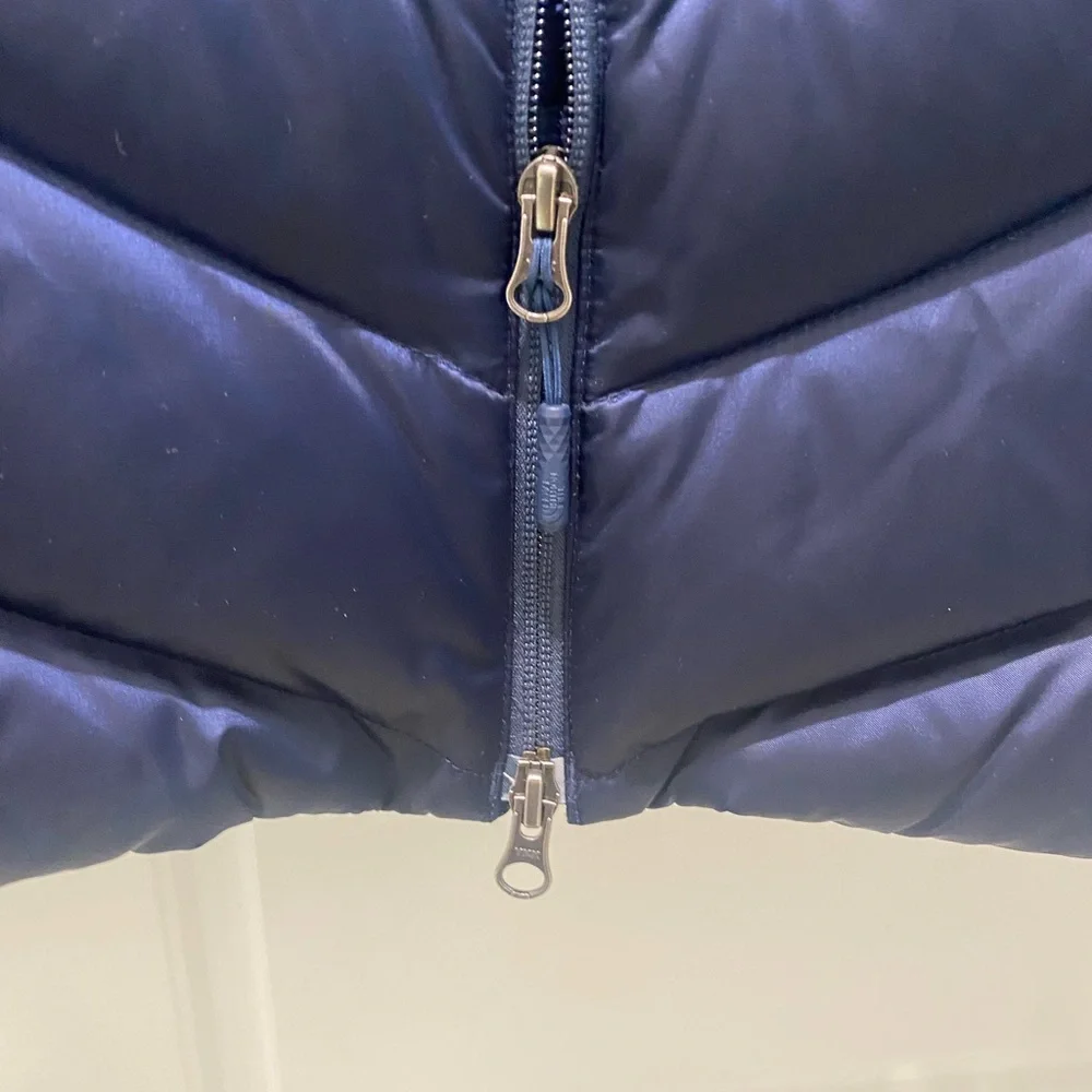 The North Face Women's Puffer Jacket w/hood - Deep Blue (Beautiful Design). - Picture 4 of 12